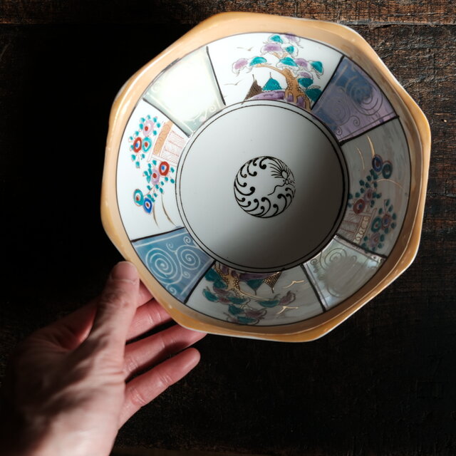 カラフルで可愛い◇見込みに龍。瀬戸焼 色絵金彩八角鉢 骨董・antiques