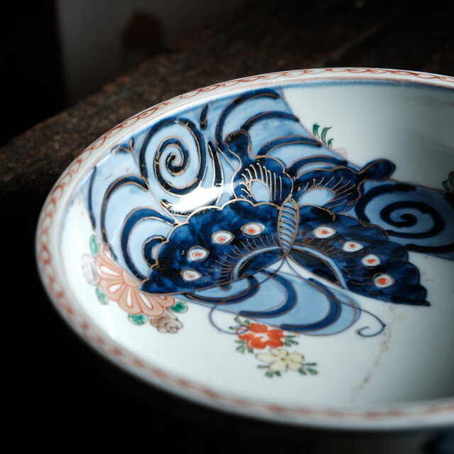 花と鶴と蝶々◇伊万里 花蝶文赤絵金彩浅型大鉢 碗 骨董・antiques 器