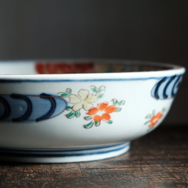 花と鶴と蝶々◇伊万里 花蝶文赤絵金彩浅型大鉢 碗 骨董・antiques 器