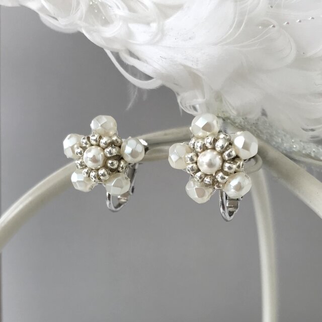 フラワー モチーフ イヤリング 5弁 ホワイト 白 チェコガラス ビーズ