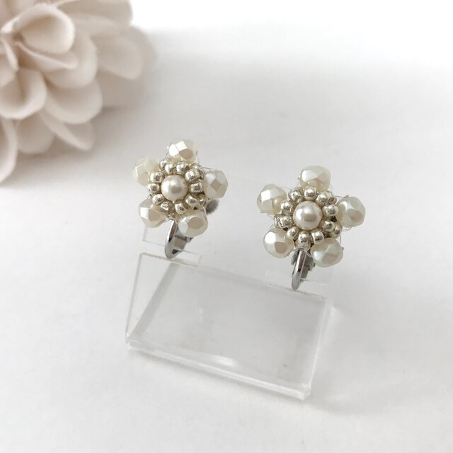 フラワー モチーフ イヤリング 5弁 ホワイト 白 チェコガラス ビーズ