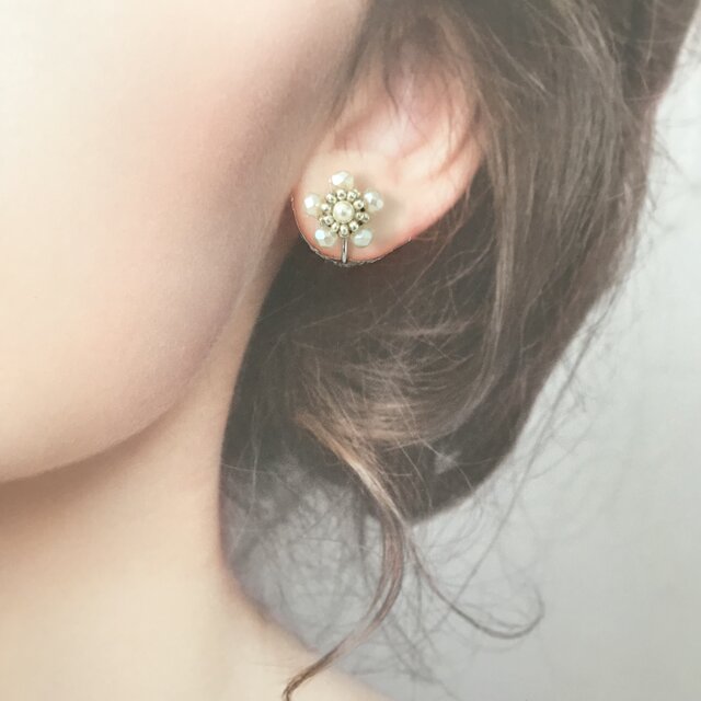 フラワー モチーフ イヤリング 5弁 ホワイト 白 チェコガラス ビーズ