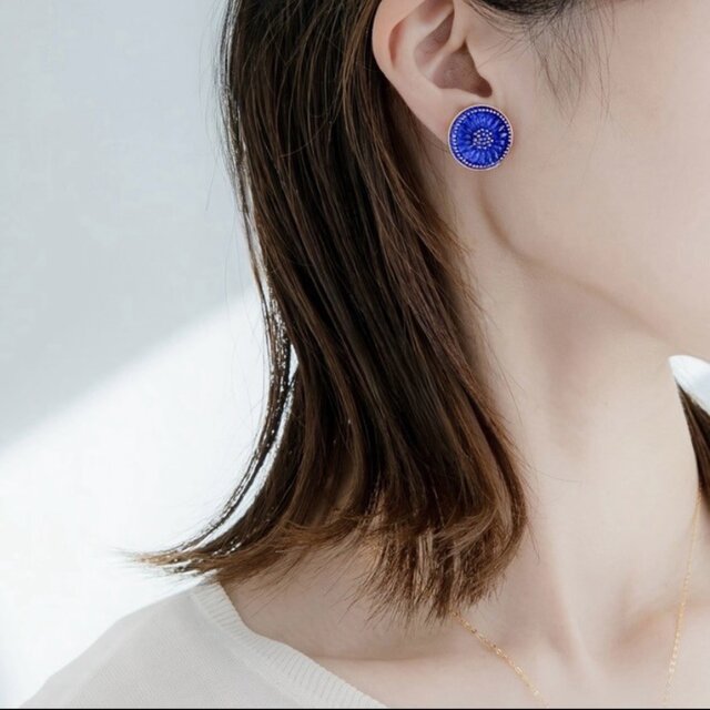 静かな青をまとう チェコガラスボタンのピアス（イヤリング）と