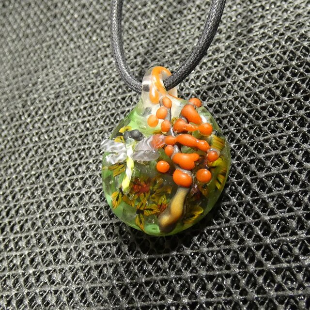 とんぼ、と柿 NO.454（ガラス、トンボ玉、一点物、伝統工芸