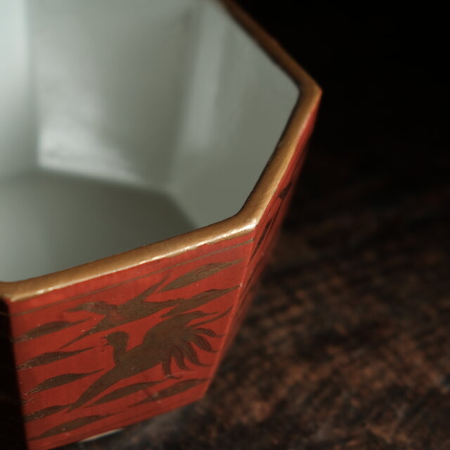 八角の形状◇雲と鳳凰の総柄。九谷焼 久谷永楽 赤絵金彩八角鉢 骨董