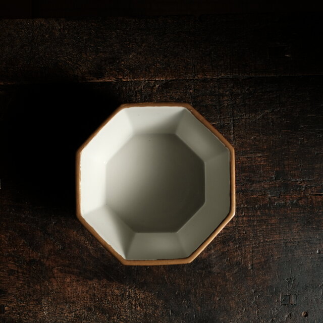 八角の形状◇雲と鳳凰の総柄。九谷焼 久谷永楽 赤絵金彩八角鉢 骨董