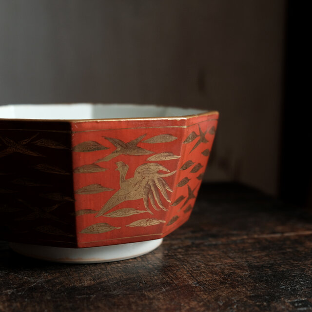 八角の形状◇雲と鳳凰の総柄。九谷焼 久谷永楽 赤絵金彩八角鉢 骨董