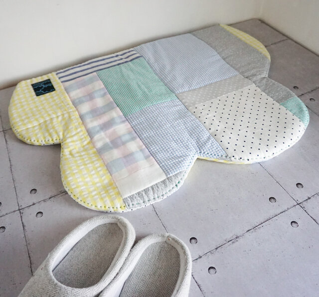 ハンドメイド　パッチワーク　フリーマット　ベビー用品 パッチワークなくもの形のフリーマット（パステル系） | iichi 日々の