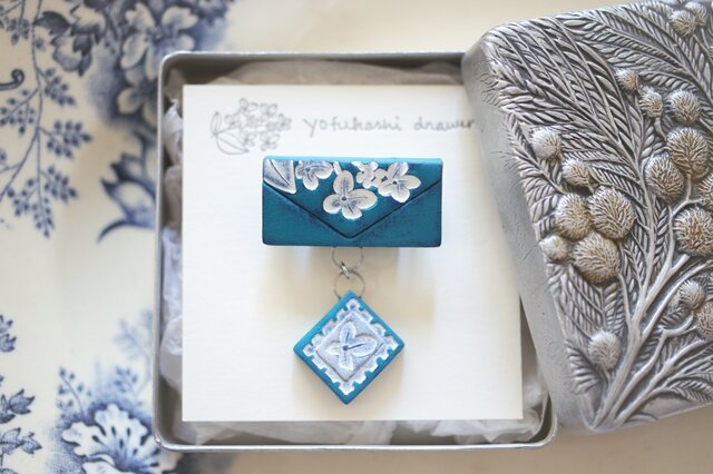 陶土の草花ブローチ : : : 1427 | iichi 日々の暮らしを心地よくする