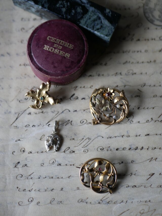 ゴールドプレート 赤い石とシードパール ブローチ フランス