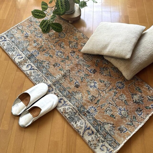 56×120ペールオレンジ 青い花 ボタニカル トルコヴィンテージラグ