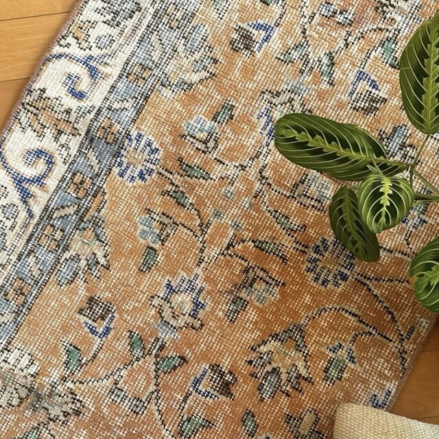 56×120ペールオレンジ 青い花 ボタニカル トルコヴィンテージラグ