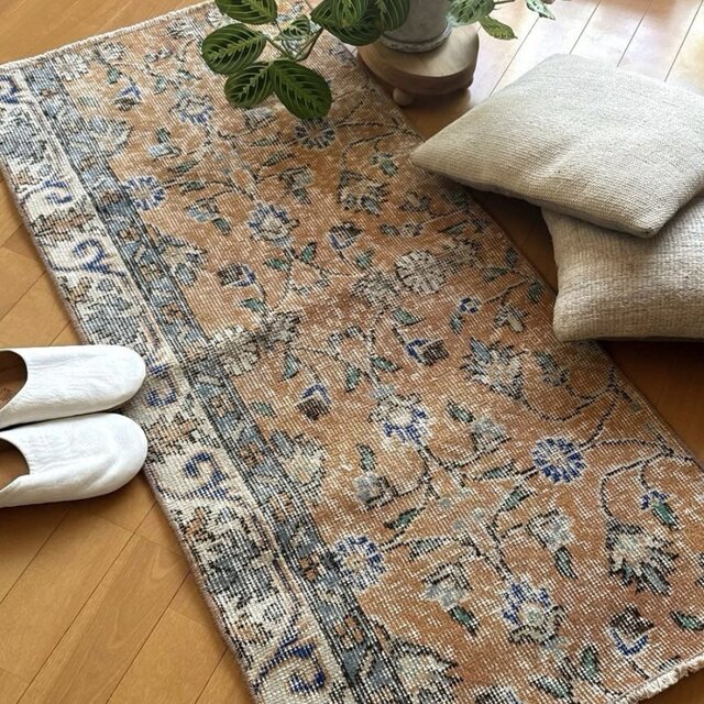 56×120ペールオレンジ 青い花 ボタニカル トルコヴィンテージラグ