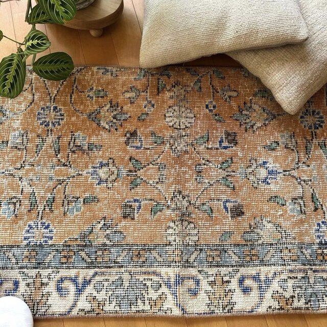 56×120ペールオレンジ 青い花 ボタニカル トルコヴィンテージラグ