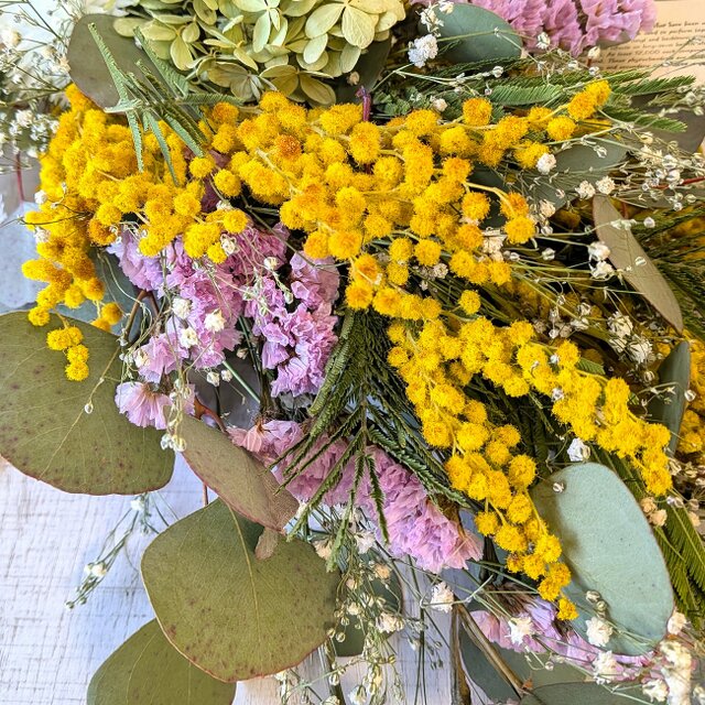 ミモザとユーカリのスワッグ | iichi 日々の暮らしを心地よくする
