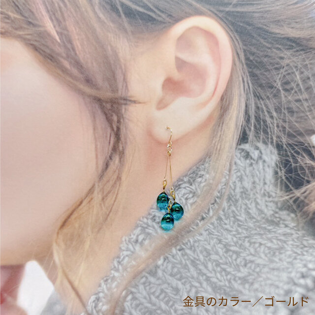 手づくりガラスの【雨だれピアス】ピーコックグリーン ☆金具変更OK
