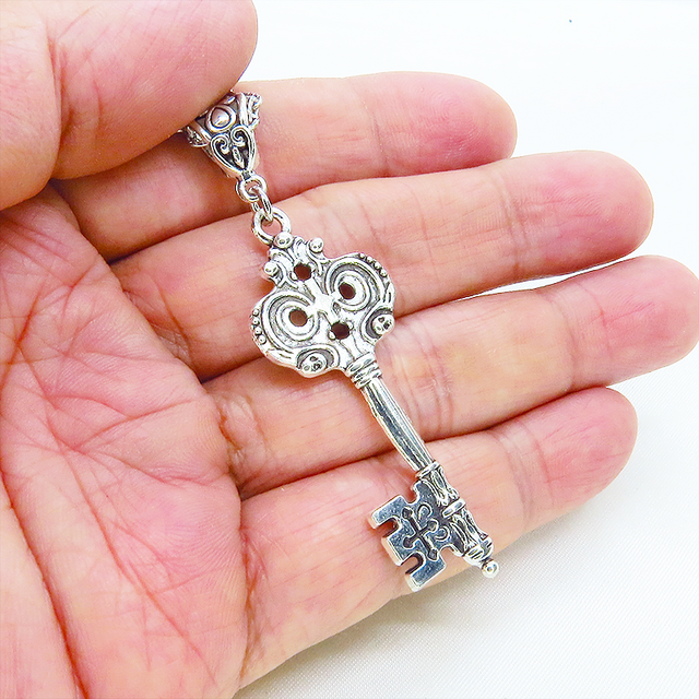 アンティークシルバー デザインキー（鍵）チャームのペンダント