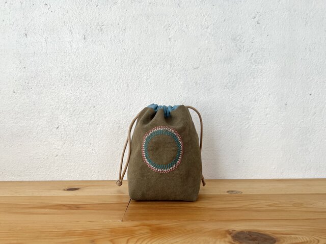 刺繍入り巾着袋 カーキ色 | iichi 日々の暮らしを心地よくする