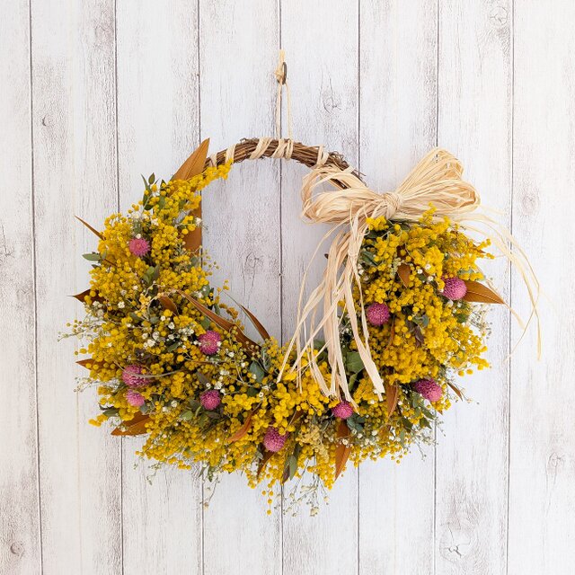 グレビレア・ゴールドとミモザの三日月リース | iichi 日々の暮らしを