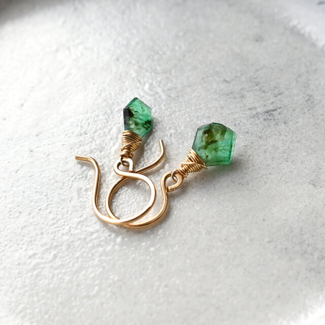 【限定2】 天然石スライスカットエメラルドシャラシャラ　イヤリング・ピアス スライスカットエメラルドの一粒ピアス・イヤリング変更可・14kgf