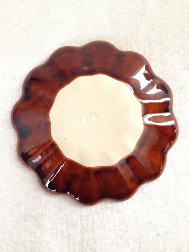 輪花小皿 (飴釉) | iichi 日々の暮らしを心地よくするハンドメイドや