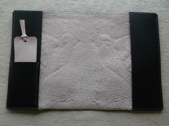 文庫サイズブックカバー 刻印、拭き染め 牛革 | iichi 日々の暮らしを