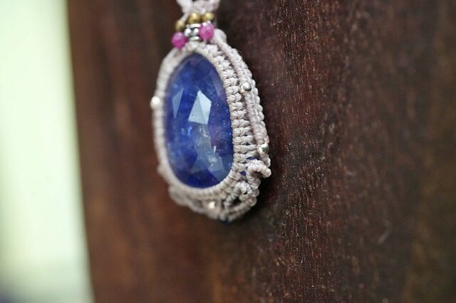 33ct.バイオタンザナイト☆ 虹の煌めき☆高品質 マクラメネックレス