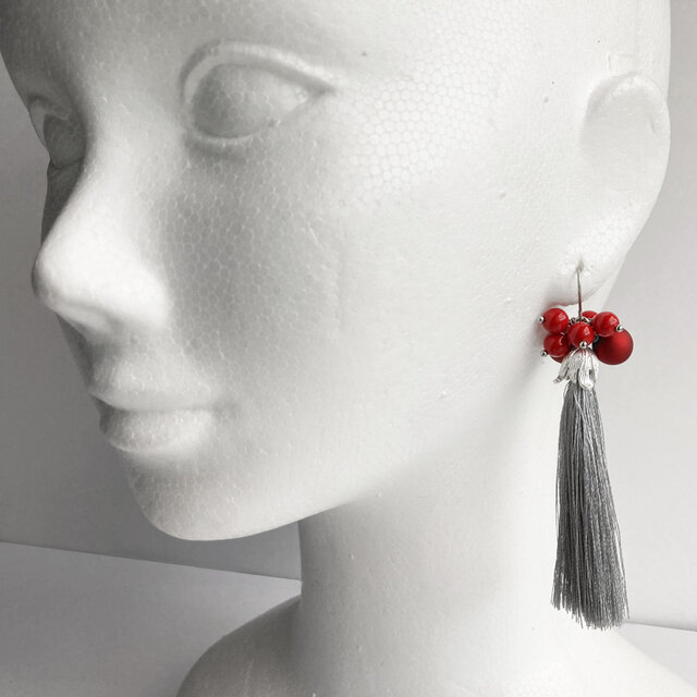 赤い実とタッセルのピアス | iichi 日々の暮らしを心地よくする