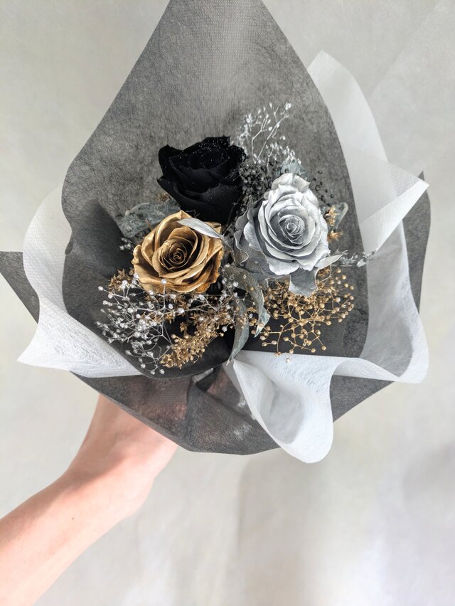 プリザーブドフラワー花束／金、銀、黒の3色の薔薇と小花の宝石の輝き