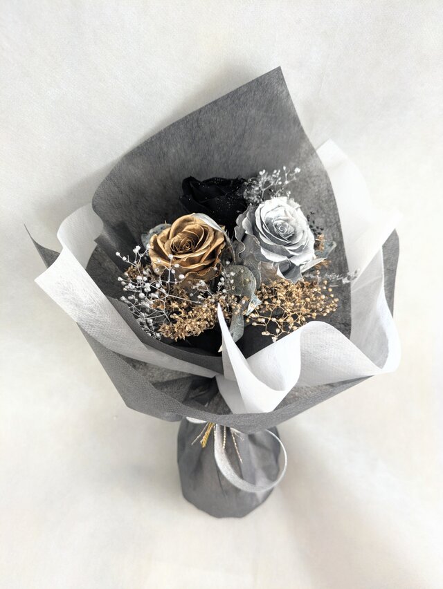 プリザーブドフラワー花束／金、銀、黒の3色の薔薇と小花の宝石の輝き