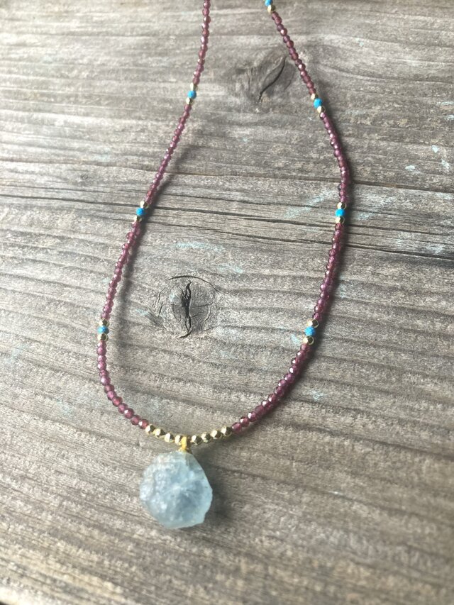 Marine Serenity & Garnet Glow アクアマリン原石とガーネットの海の