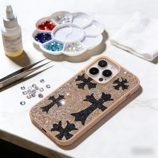 ゴシッククロス デコ電スマホケース｜iPhone17/16対応 ラインストーン