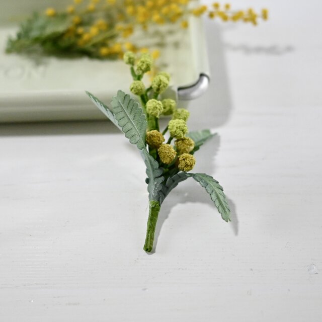 布花 春の訪れを告げるつぼみのグリーンミモザのブローチ | iichi 日々