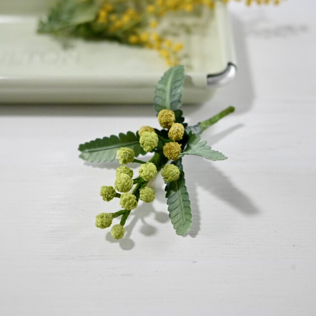 布花 春の訪れを告げるつぼみのグリーンミモザのブローチ | iichi 日々