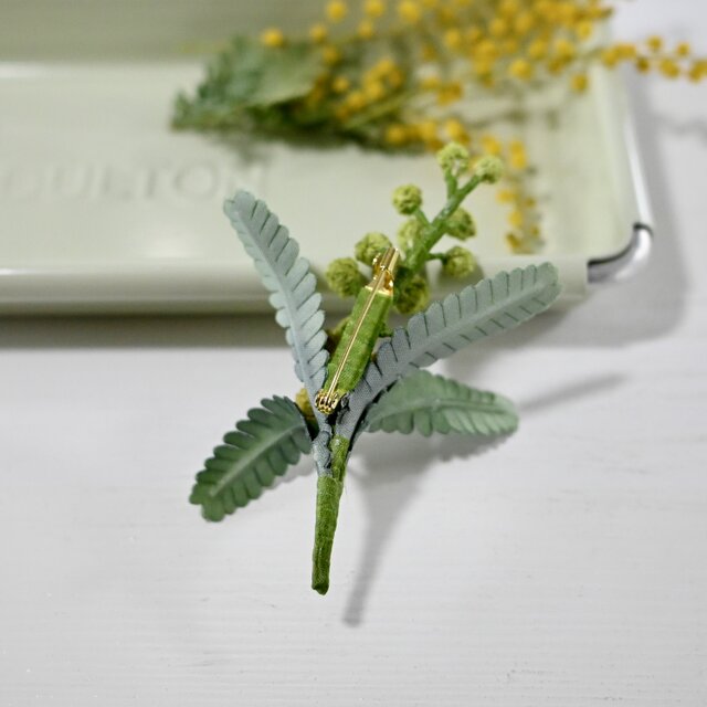 布花 春の訪れを告げるつぼみのグリーンミモザのブローチ | iichi 日々