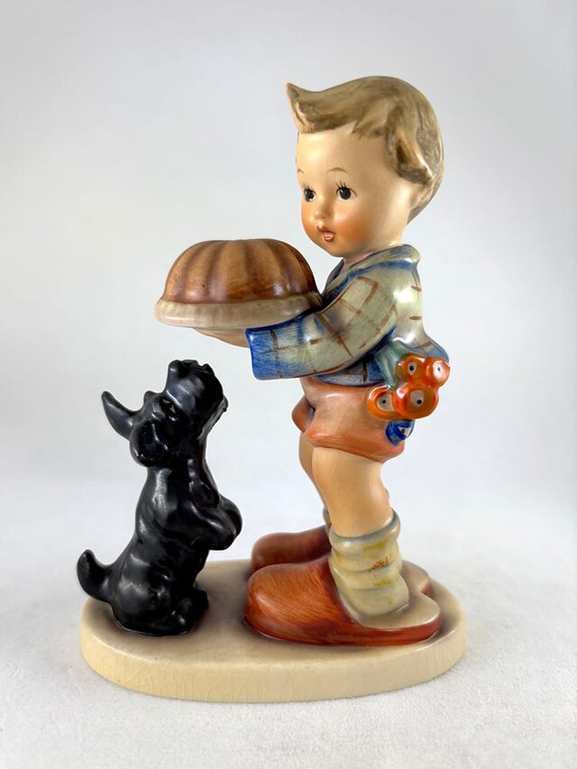 陶器人形 フンメルHummel ゲーベル社Geobel 少年と犬 おすそ分け