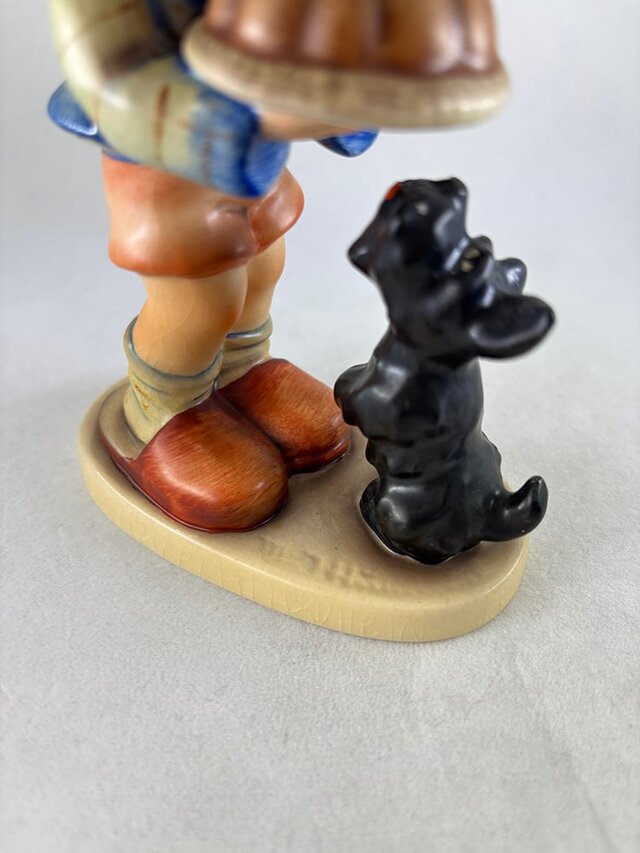 陶器人形 フンメルHummel ゲーベル社Geobel 少年と犬 おすそ分け