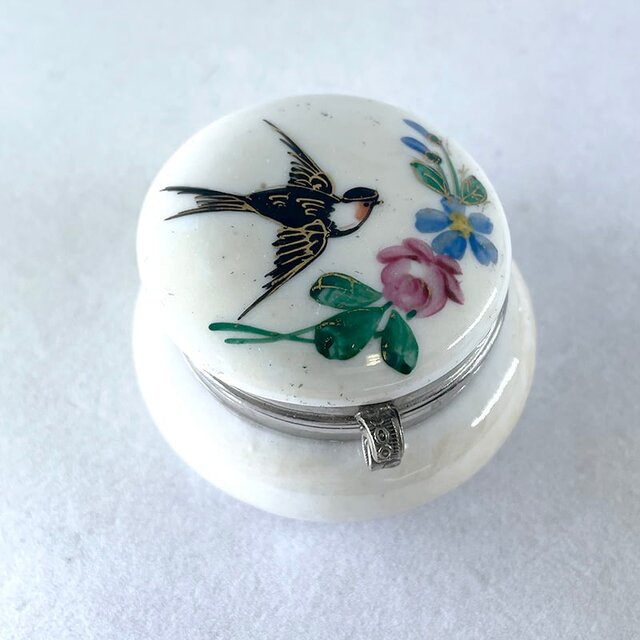 アンティーク リモージュ 手描き山野草 トリンケットジュエリーケース 蓋付陶器 陶器小物入れ 手描き 燕 野鳥 リモージュ 丸型 19ota45 | iichi 日々の