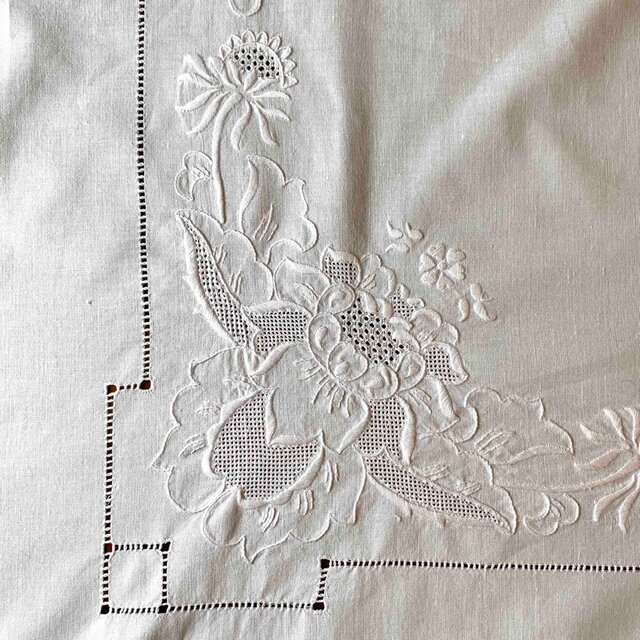 テーブルクロス 大判フレンチリネン 白糸刺繍 | iichi 日々の暮らしを