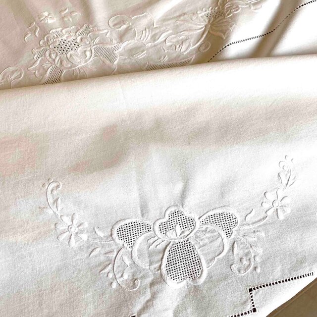 テーブルクロス 大判フレンチリネン 白糸刺繍 | iichi 日々の暮らしを