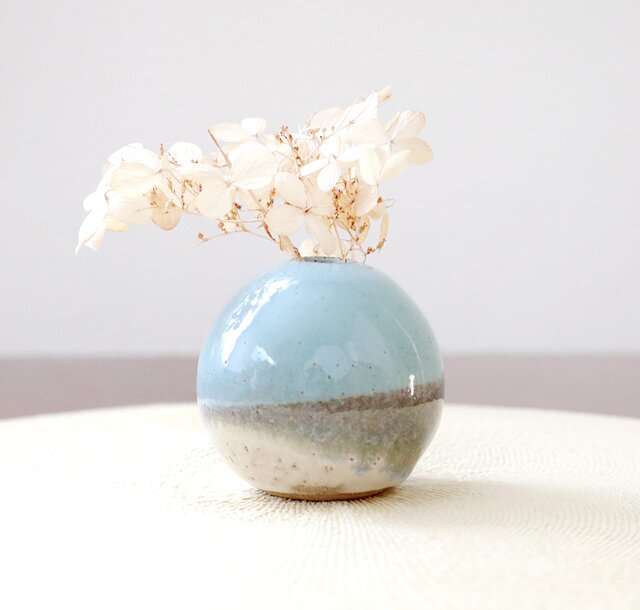 水色とベージュの陶器花瓶 水色とマット釉のかけ分け一輪挿し | iichi 日々の暮らしを心地よく
