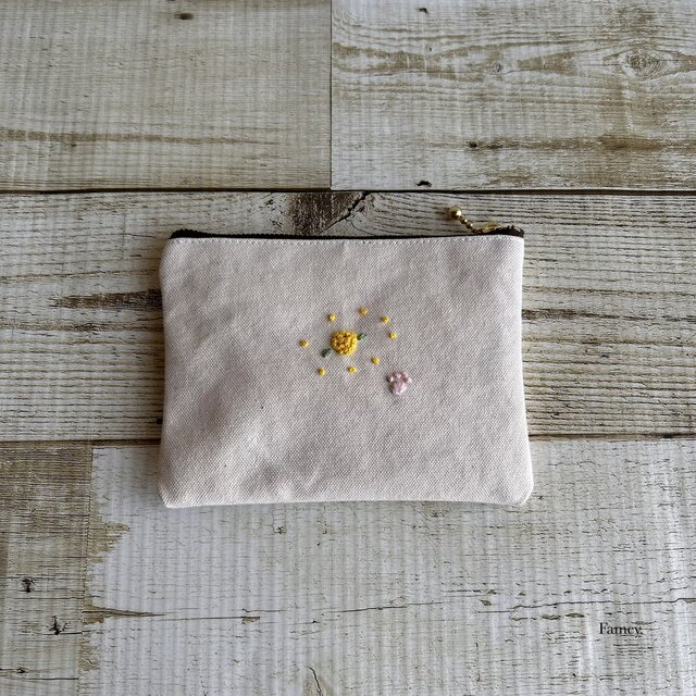大人かわいい手刺繍猫ちゃんとミモザのフラットポーチ(ポケット