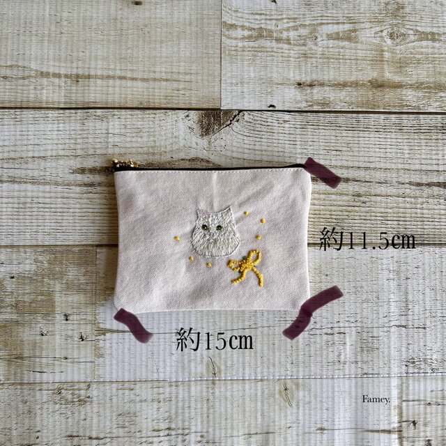 手刺繍】大人かわいい手刺繍猫ちゃんとミモザのフラットポーチ