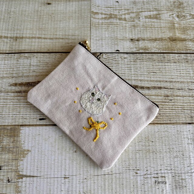 手刺繍】大人かわいい手刺繍猫ちゃんとミモザのフラットポーチ