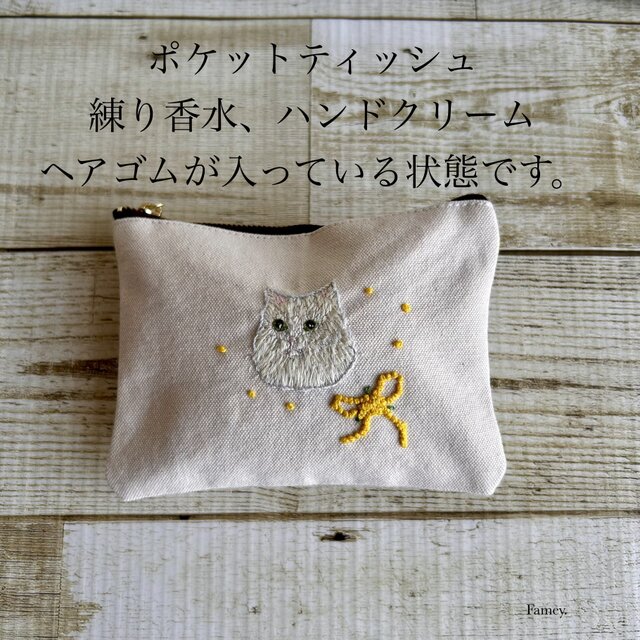 大人かわいい手刺繍猫ちゃんとミモザのフラットポーチ(ポケット