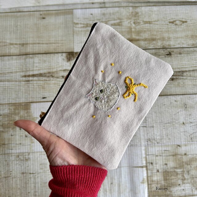 大人かわいい手刺繍猫ちゃんとミモザのフラットポーチ(ポケット