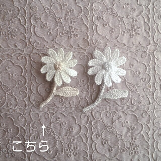 かぎ針で編んだブローチ 可愛いコサージュ デイジーみたいな一輪のお花