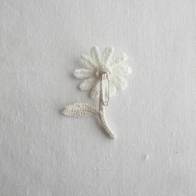 かぎ針で編んだブローチ 可愛いコサージュ デイジーみたいな一輪のお花