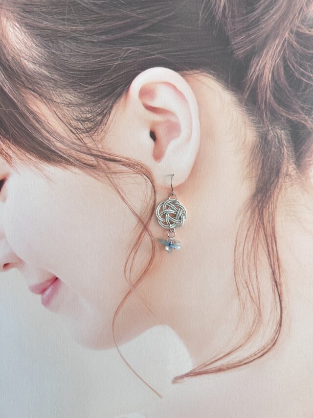 水引梅結びピアス | iichi 日々の暮らしを心地よくするハンドメイドや