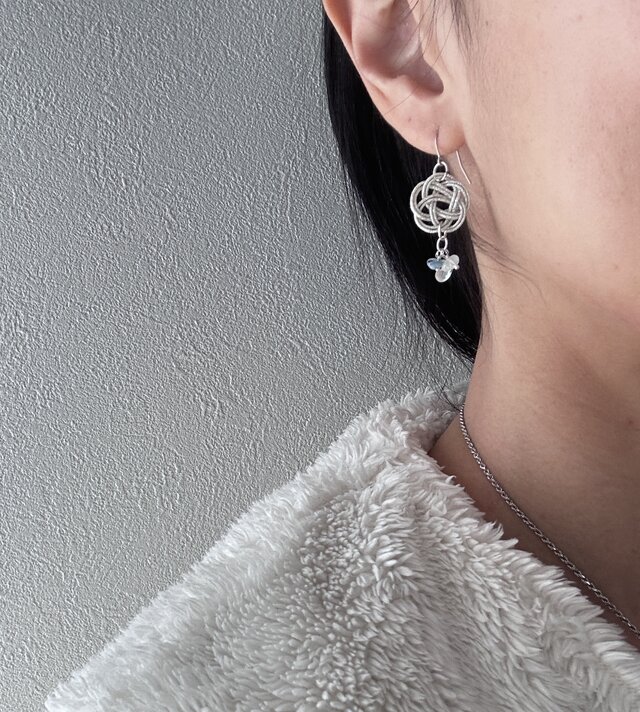 水引梅結びピアス | iichi 日々の暮らしを心地よくするハンドメイドや